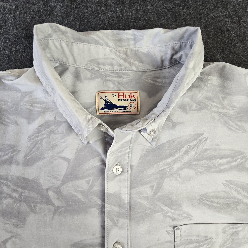Huk Fishing Shirt Mens XL Gray Short Sleeve Button Up Tuna Fish Pattern Outdoor